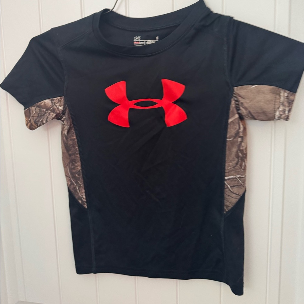 Under Armour Kids Black and Red Logo T-Shirt size 5